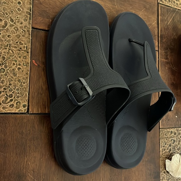 🌴 FitFlop Iqushion Adjustable Buckle Flip Flops - Picture 7 of 14